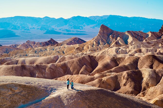 Death Valley Day & Night Tour - Scenic Stops, Sunset & Stargazing - Red Rock Overlook and the road into the desert