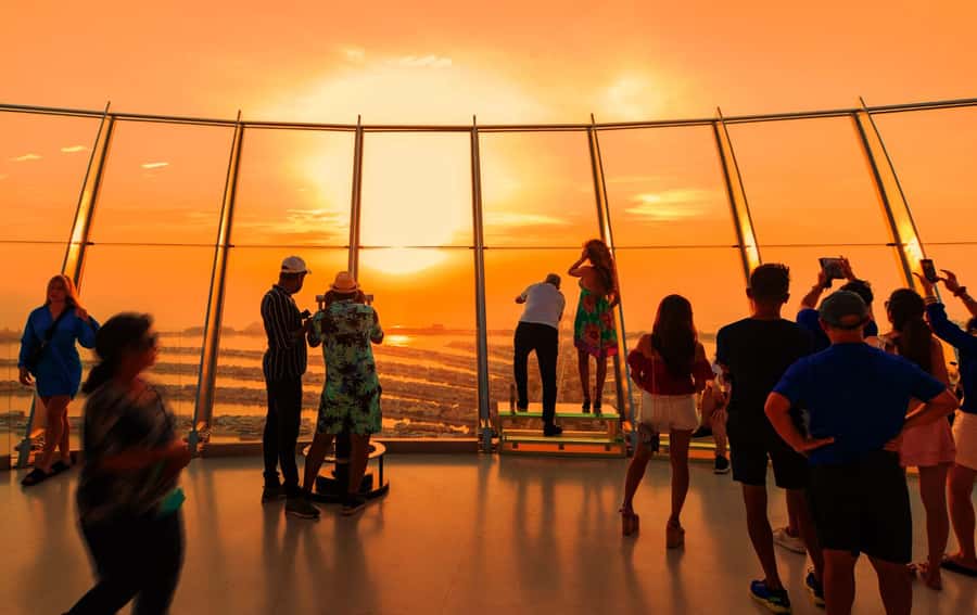 Dubai: Dinner at The View the Palm Observatory - Reaching Level 52 takes more than a few minutes