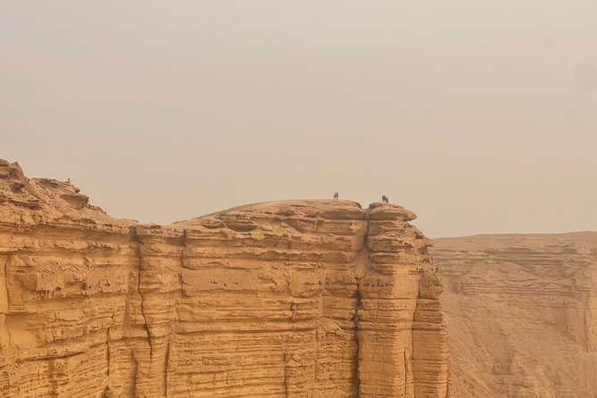 Edge of the World with 4x4 vehicles, sunset Dinner and stargazing - Hiking the cliffs above the desert