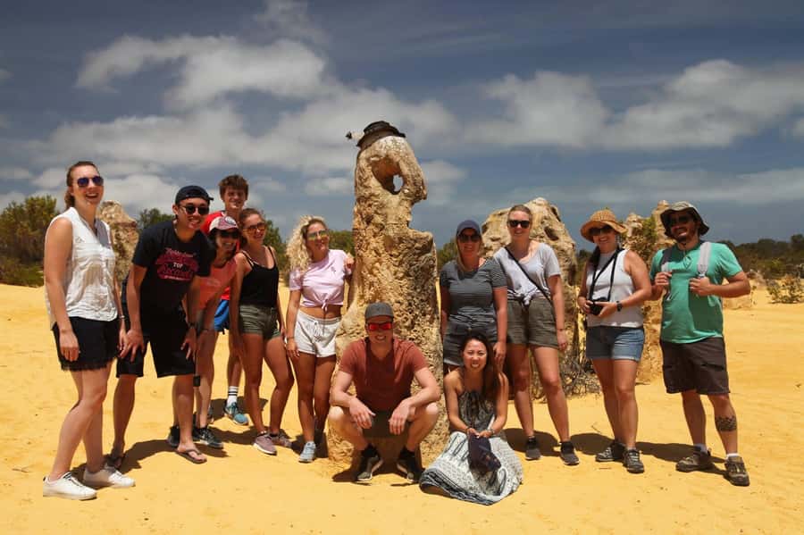 From Perth: Pinnacles Sunset and Stargazing Tour with Dinner - The road north from Perth