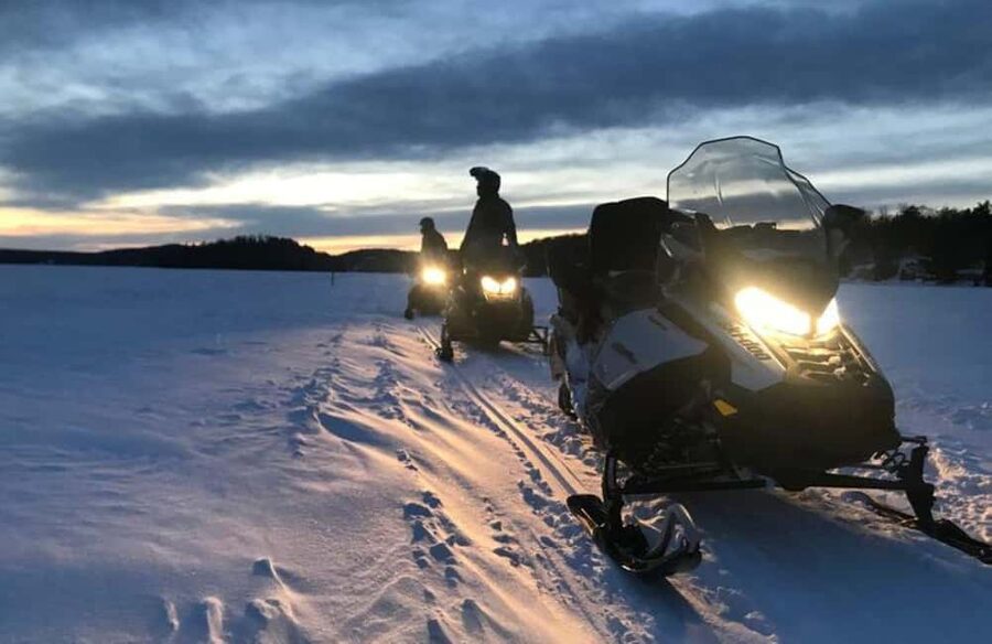 Levi: Twilight Snowmobile Safari & Stargazing Experience - The midway stop and the quiet forest location