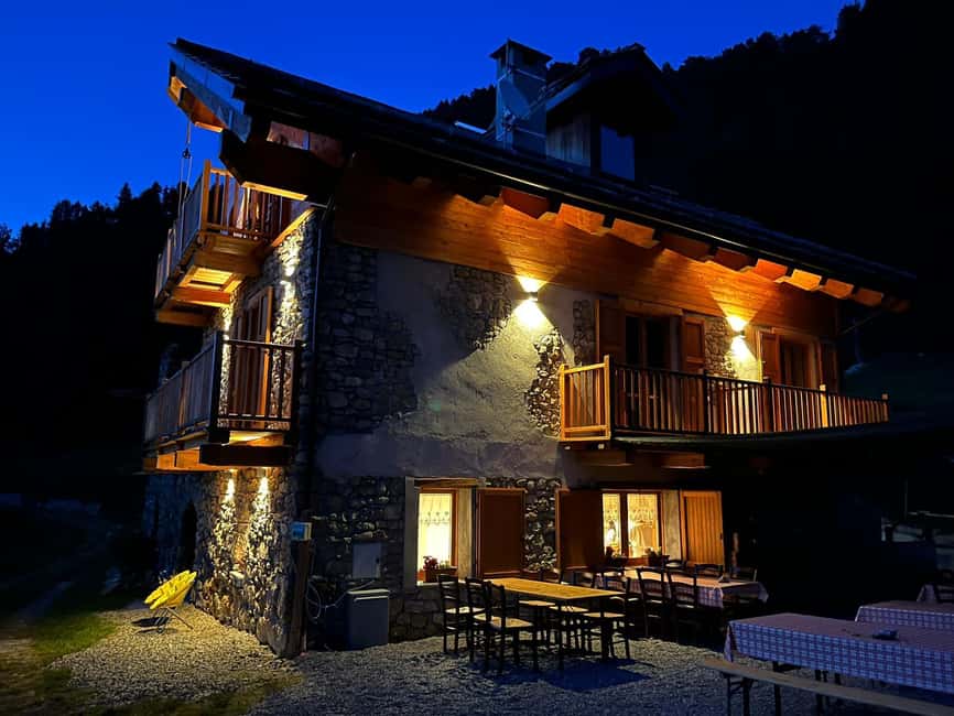 Milky Way: night snowshoe hike with a typical dinner in a mountain hut - Practical preparation for a winter evening