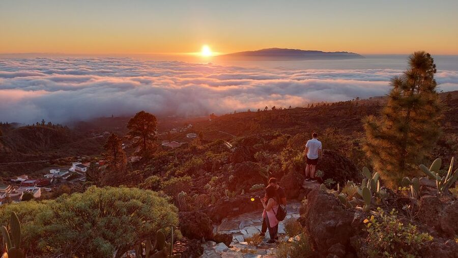 Tenerife: Teide National Park Sunset & Stargazing Tour - Should you book the Teide sunset and stargazing tour?